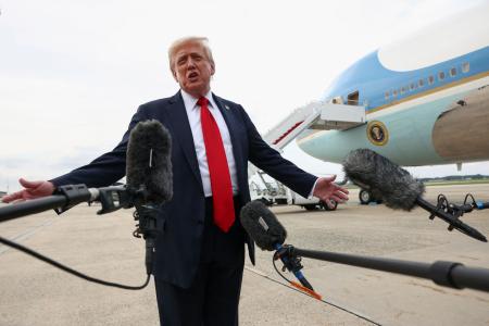 　１３日、ワシントン郊外のアンドルーズ空軍基地で、記者団の取材に応じるトランプ米大統領（ロイター＝共同）
