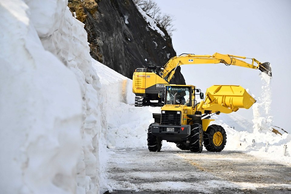 今季の開業に向けて除雪が進む伊吹山ドライブウェイ＝９日午前９時３７分、滋賀県米原市、伊吹山