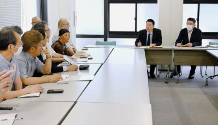 　厚労省の担当者（右奥）と話をする原告団＝３０日午後、厚労省