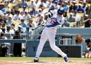 　ブルワーズ戦の１回、右前打を放つドジャース・大谷＝ロサンゼルス（共同）