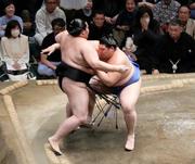 　大相撲夏場所１３日目、琴桜（左）を寄り切りで破り優勝を決めた大の里。横綱昇進を確実にした＝２３日、東京・両国国技館