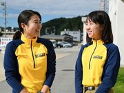 県警山岳警備隊初の女性隊員となった小木曽真央巡査長（左）と水谷茉央巡査部長＝２１日、高山署