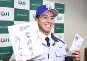 ドラゴンズから２位指名を受け、「新人王」の目標を掲げる柴崎聖人＝２２日午後６時２５分、愛知県春日井市、王子製紙春日井工場（撮影・堀尚人）