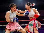 　８回、鈴木なな子（左）を攻める黒木優子＝後楽園ホール