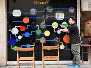 「クラゲを眺め、ぼーっと過ごしてもらえたら」と話す加藤辰己さん＝岐阜市柳ケ瀬通