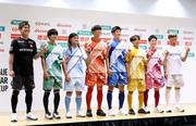 　Ｊリーグのオールスター戦出場選手発表会に出席した浦和のＧＫ西川（左端）ら選手たち＝１２日、東京都新宿区