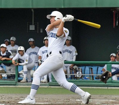 県岐阜商×大垣商=2回裏県岐阜商無死、猛攻の口火となる左ソロを放つ丹羽駿太