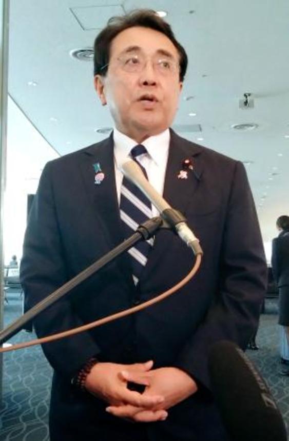 　羽田空港で記者団の取材に応じる赤沢経済再生相＝４日午前
