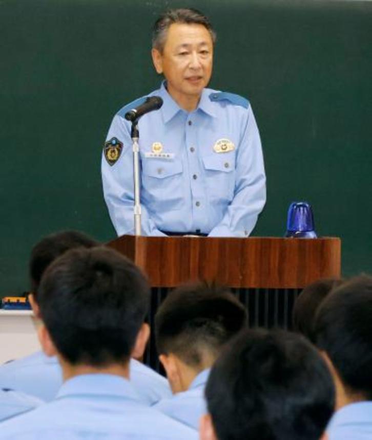 　初任科生に対し講話する群馬県警察学校の大木晋学校長＝前橋市、３０日午後