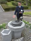 棚橋源太郎を顕彰して設置された日時計のモニュメント＝関市小屋名、県百年公園