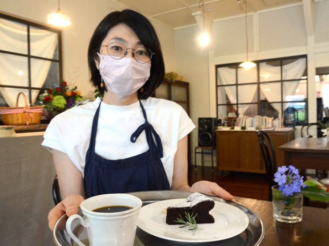 こだわりのコーヒーとケーキを差し出す店主の川瀬富士美さん＝揖斐川町谷汲長瀬、カフェギャラリー　縁舎