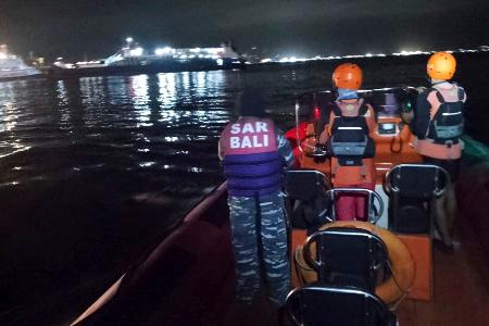 　３日、インドネシア・バリ島沖でのフェリー沈没事故で、行方不明者を捜す救助隊（同国救助当局提供・ＡＰ＝共同）