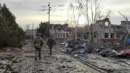 　ロシア西部クルスク州スジャを警戒するロシア軍兵士＝３月１３日（ロシア国防省提供・ＡＰ＝共同）