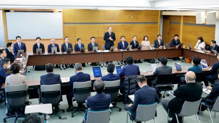 　党本部で開かれた公明党の中央幹事会＝１５日午前、東京都新宿区