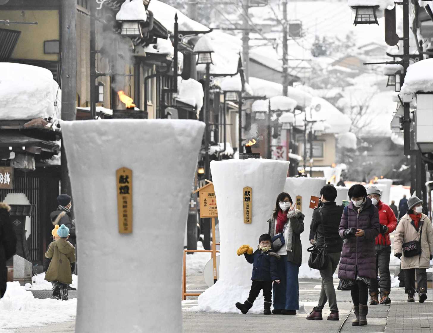 火がともされた雪像ろうそく＝１５日午後４時２３分、岐阜県飛騨市古川町