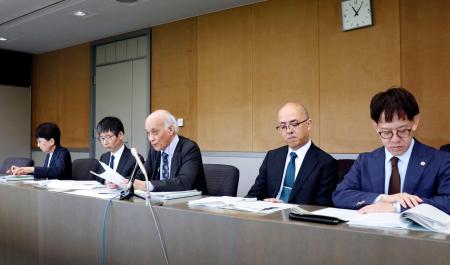 　調査結果について記者会見する再調査委員会の濱口佳和委員長（中央）＝２８日午前、千葉県野田市