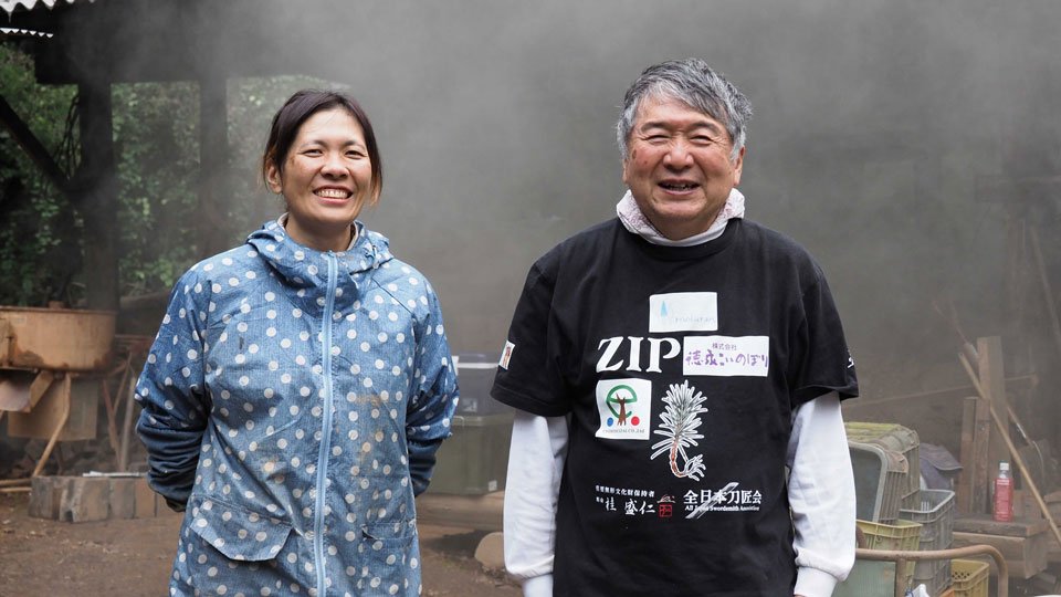 伝統工芸木炭生産技術保存会の専従伝承者、藤元優恵さん（左）と代表の坪内哲也さん＝岡山県美咲町