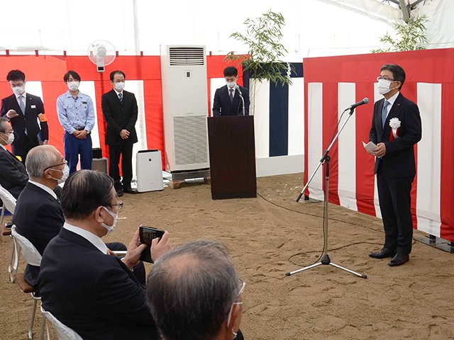 リニア中央新幹線中部総合車両基地の安全祈願式であいさつするＪＲ東海の新美憲一執行役員（右）＝１４日午前、岐阜県中津川市千旦林