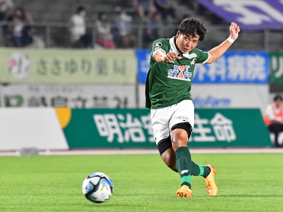 ＦＣ岐阜×相模原＝後半、シュートを放つＦＣ岐阜のＭＦ浮田＝長良川競技場