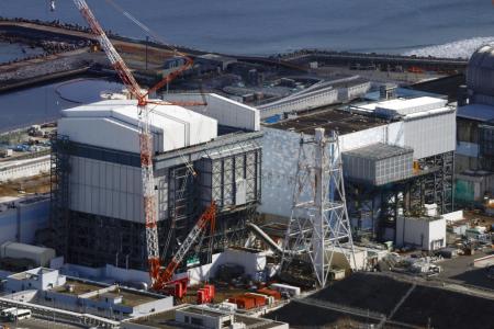 　東京電力福島第１原発の１号機（左）と２号機＝２月