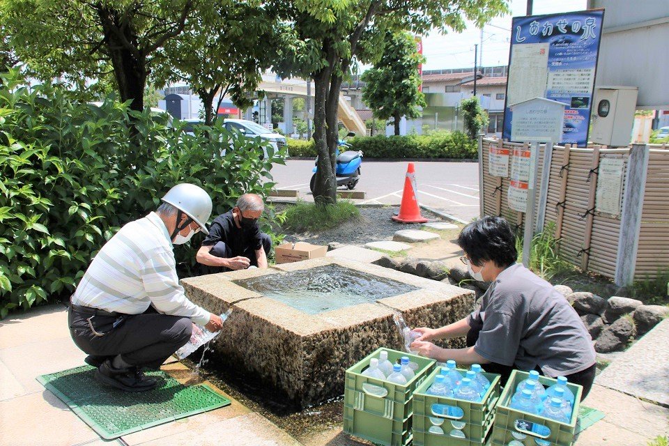 天然水を求めて訪れる観光客＝安八町氷取、ハートピア安八