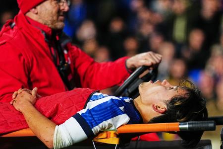 　バルセロナ戦で、担架で運ばれる久保建英＝１８日（ＡＰ＝共同）