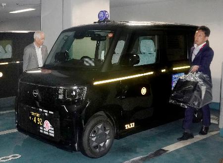 　お披露目された軽自動車タクシー＝６月、北九州市
