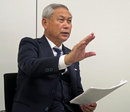 　取材に応じる日本サッカー協会の佐々木則夫女子委員長＝１８日、東京都文京区