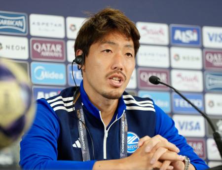 　準々決勝のアルイティハド戦を前に記者会見する町田・昌子＝１６日、ジッダ（共同）