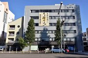 騎馬武者行列の沿道にあるビルには、木村拓哉さんの有名なせりふを岐阜女子大の学生がしたためた書が掲げられた＝５日午後、岐阜市明徳町