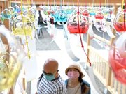 涼しげな音を響かせるたくさんの風鈴＝高山市桜町、桜山八幡宮