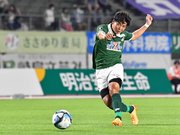 ＦＣ岐阜×相模原＝後半、シュートを放つＦＣ岐阜のＭＦ浮田＝長良川競技場