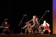 迫力ある演武で山城サミットを盛り上げた古戦場おもてなし武将隊関ケ原組＝２２日午後、恵那市長島町、恵那文化センター