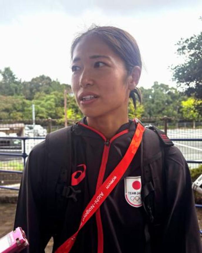 　愛知・名古屋アジア大会の初戦を前に、取材に応じる「なでしこジャパン」主将の成宮＝静岡県磐田市