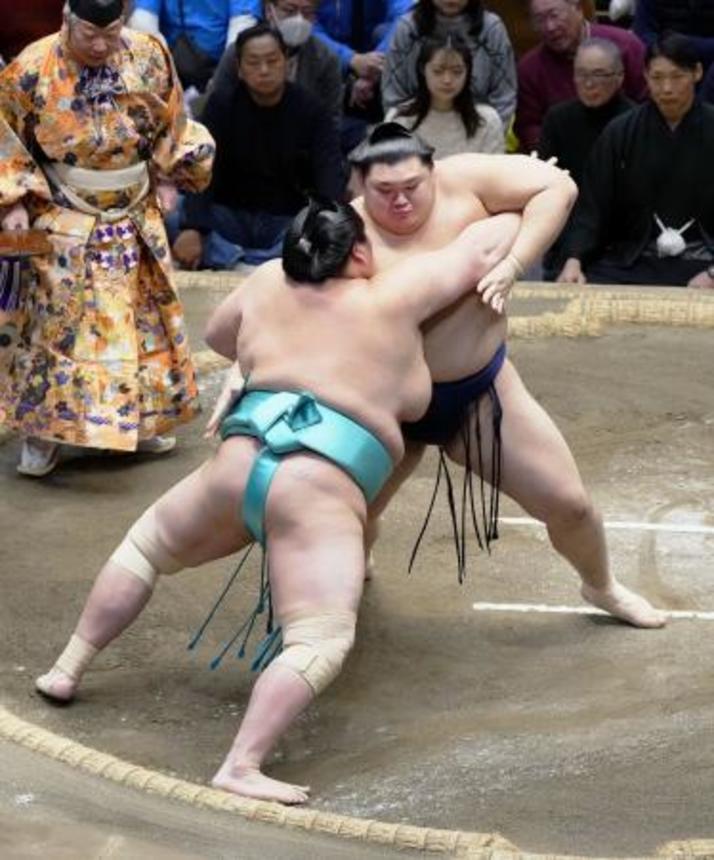 　大の里（奥）が琴桜を攻める。寄り切りで下す＝両国国技館
