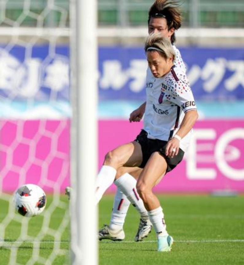 　岡山―ＦＣ東京　前半、先制ゴールを決めるＦＣ東京・仲川＝ＪＦＥス