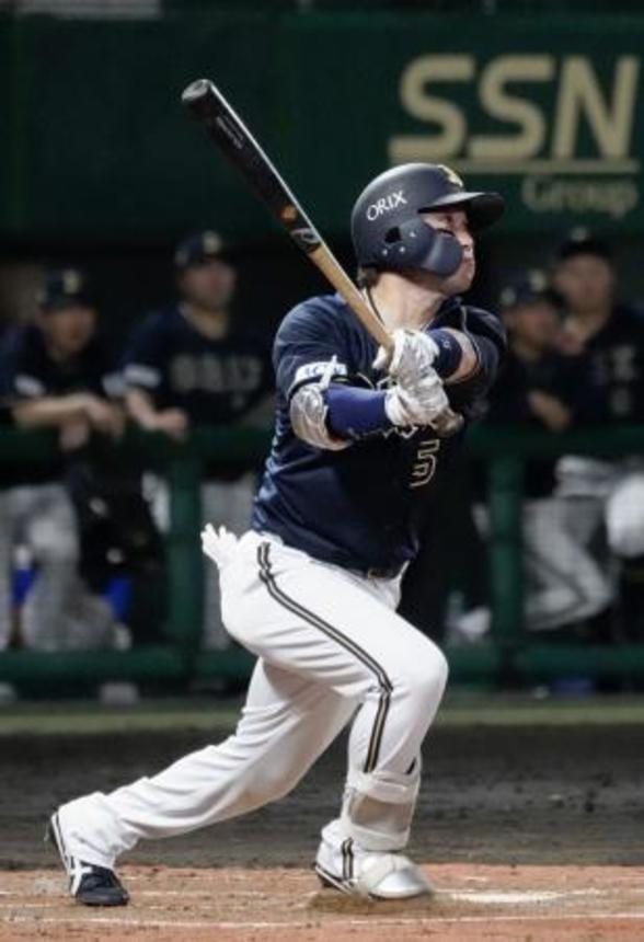 　６回オリックス２死、西野が右越えに先制ソロを放つ＝沖縄セルラー