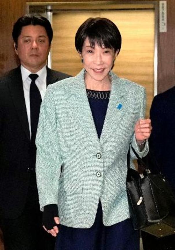 　自民党役員会に向かう高市首相。衆院選圧勝で誕生した「巨大与党」は数の力を背景に、２０２６年度予算案の早期成立を最優先に進める＝１７日午前、東京・永田町の党本部