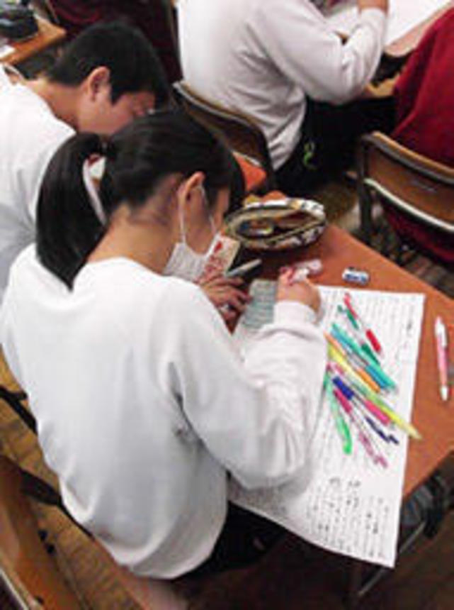 思い思いのテーマでかべ新聞作りに挑戦する生徒たち＝美濃加茂市西町、西中学校