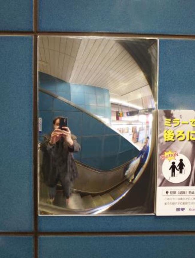 　広角に映せる特殊ミラー＝２０２３年１２月、さいたま市（コミー提供）