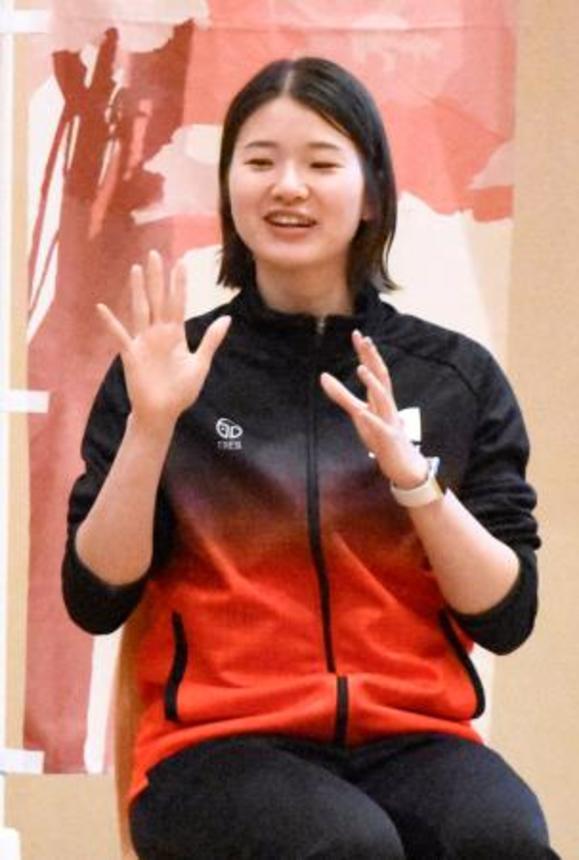 　手話を用いて都の職員向けに講話を行ったデフバレーボール女子日本代表候補の長谷山優美選手＝１３日、東京都新宿区