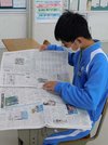 授業で新聞から時事ニュースを探す生徒＝加茂郡川辺町中川辺、川辺中学校