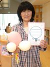 発見した風船と園児から届いたお礼の手紙を手にする西村敦子さん＝中津川市阿木、阿木交流センター