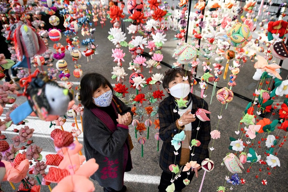 色とりどりのつるしびなが並ぶ会場＝高山市丹生川町町方、丹生川文化ホール
