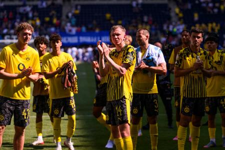 　決勝トーナメント進出を決めサポーターに感謝するドルトムントの選手たち＝２５日、シンシナティ（ゲッティ＝共同）