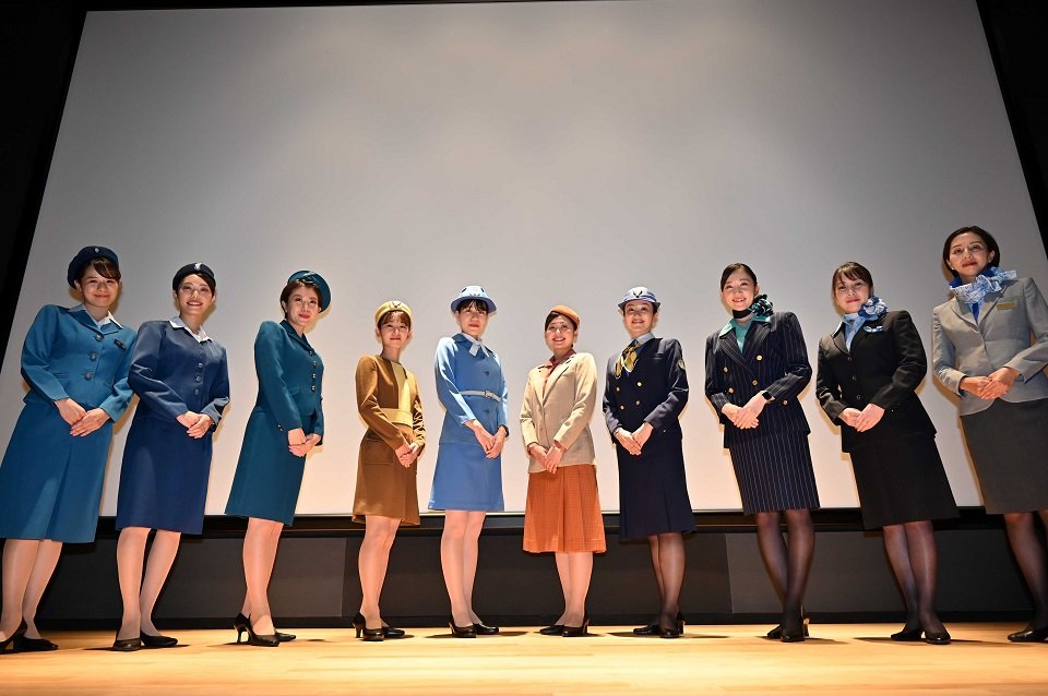 歴代の制服に身を包んだＡＮＡの客室乗務員。左から順番に初代から１０代目までと続く＝各務原市下切町、岐阜かかみがはら航空宇宙博物館