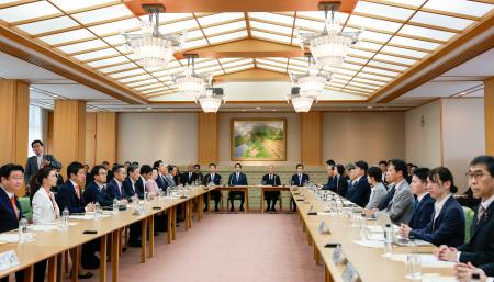 　皇族数確保策に関する「立法府の総意」案を各党派に示すため、衆参両院が開いた全体会議＝８日午後、衆院議長公邸
