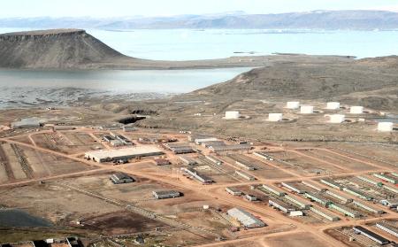 　グリーンランド北西部のチューレ米空軍基地（現ビドフィク宇宙軍基地）＝２００９年７月