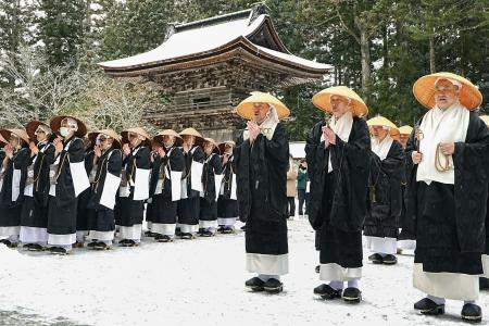 　金剛峯寺前庭で行われた「報恩托鉢寒行」の出発式＝２３日、和歌山県高野町