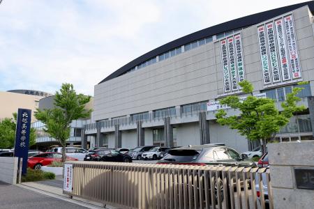 　磐越道マイクロバス事故で亡くなった男子生徒が通っていた北越高＝７日、新潟市